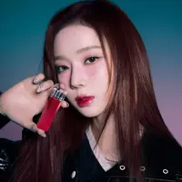 Winter aespa tampil cantik menggunakan makeup koleksi Hushed Cherry Edition (Espoir).