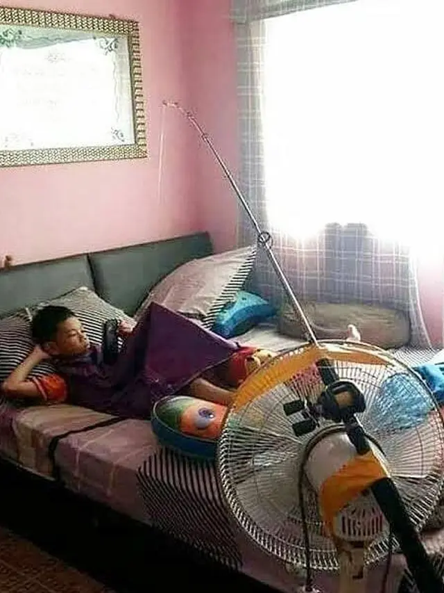 8 Potret Nyeleneh Bocah saat di Sunat Ini Bikin Ekspresi Kocak