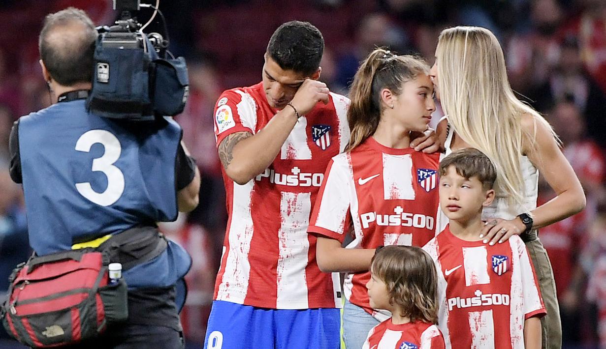 Momen mengharukan terjadi saat Luis Suarez melakukan perpisahan dengan pemain dan suporter Atletico Madrid. Meski hanya dua tahun berada di Wanda Metropolitano namun pemain Timnas Uruguay tersebut mampu mempersembahkan gelar La Liga untuk Los Rojiblancos. (AFP/Jose Jordan)
