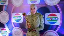 Dari lima nominasi dalam ajang ini, Lesti Kejora berhasil membawa empat piala penghargaan. Yaitu, kategori Penyanyi Dangdut Solo Wanita Terpopuler, Lagu Dangdut Terpopuler, Video Klip Dangdut Terpopuler, dan Social Media Darling. [Foto: Muhammad Akrom Sukarya/KapanLagi.com]