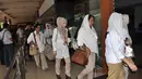 Mobil jenazah almarhum Suhardi masuk melewati pintu kargo Bandara Halim. Sementara pelayat lewat pintu kedatangan, Jakarta, (29/8/14). (Liputan6.com/Miftahul Hayat)
