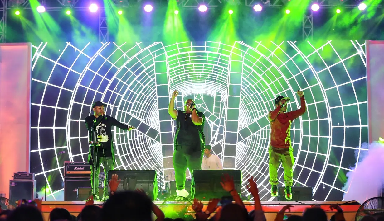 Tidak hanya bernyanyi, namun Igor juga mengajak para penonton untuk berinteraksi dengan mengatakan beberapa kata yang akan dijadikan bahan freestyle. Dan akhirnya Igor membuat sebuah lagu dengan kata ‘Meikarta’. (Adrian Putra/Bintang.com)