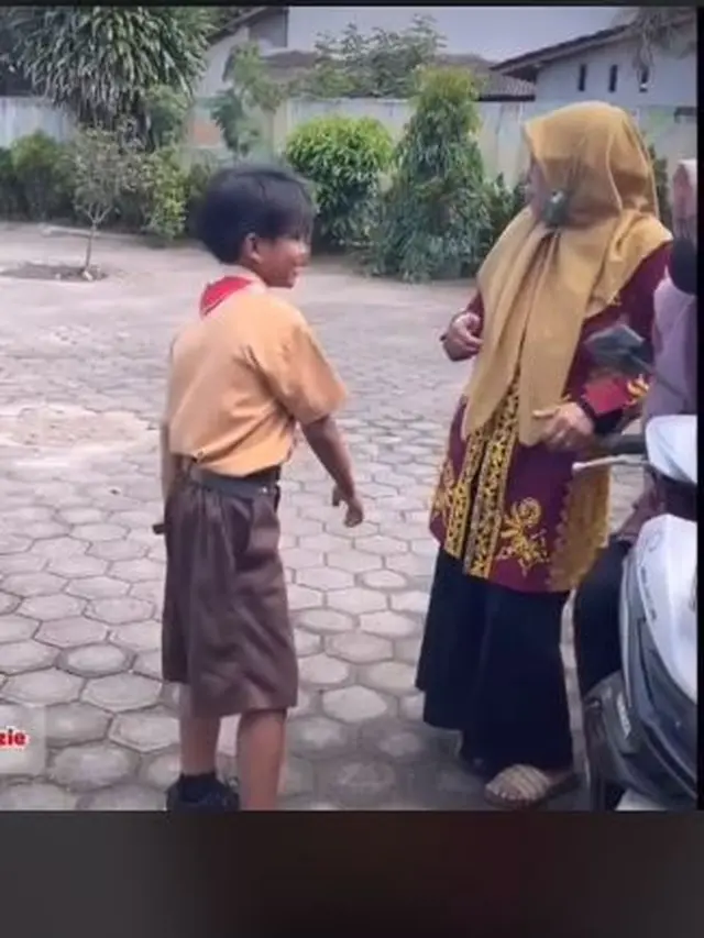 6 Potret Farel Prayoga saat Pakai Seragam Sekolah, Siswa SD Kepundungan 2 Banyuwangi