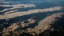 Pemandangan udara menunjukkan ribuan hektare hutan Amazon yang dihancurkan oleh para penambang ilegal di Provinsi Tambopata, Peru, 26 Maret 2019. Keberadaaan tambang ilegal telah mengubah hutan hujan Amazon menjadi gurun yang dipenuhi pohon-pohon mati dan kolam beracun. (AP Photo/Rodrigo Abd)