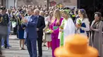 Raja Willem-Alexander (kiri) bertepuk tangan di samping Ratu Maxima, Putri Amalia dan Putri Ariane  selama perayaan Hari Raja di Rotterdam, pada 27 April 2023. (Robin van Lonkhuijsen / ANP / AFP)