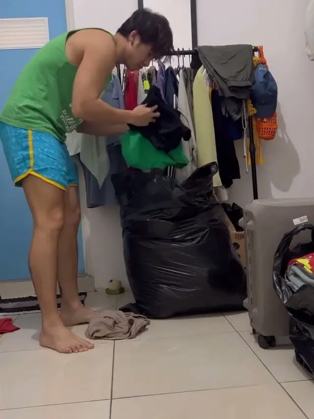 6 Potret Kamar Kos Rafael SMASH, Sederhana dengan Kasur Kecil di Lantai