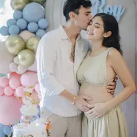 Jessica Iskandar membagikan momen gender reveal di Instagramnya. Ia tampil mengenakan one set warna earthtone dengan atasan crop top dipadukan skirt yang memamerkan baby pumpnya.