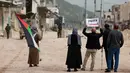 Tindakan Israel memancing reaksi keras dari delapan negara mayoritas muslim yang mengutuk langkah-langkah baru Israel untuk memperketat kendali atas Tepi Barat dan membuka jalan bagi lebih banyak pemukiman di wilayah Palestina yang diduduki. Tampak dalam foto, warga Palestina berunjuk rasa setelah tentara Israel memblokir pintu masuk kamp pengungsi Palestina Nur Shams di Tepi Barat yang diduduki pada Senin 9 Februari 2026. (Jaafar ASHTIYEH/AFP)