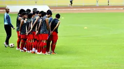Pelatih Timnas Indonesia Wim Rijsbergen (kanan) memimpin latihan Timnas Senior jelang leg kedua kualifikasi Piala Dunia 2014 melawan Turkmenistan di SUGBK, Senayan, Selasa (26/7). FOTO ANTARA/Andika Wahyu