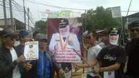 Protes warga Desa Ciangsana terhadap Pemkab Bogor dengan memancing ikan di tengah kubangan jalan, Sabtu (15/10/2016). (Liputan6.com/Achmad Sudarno)