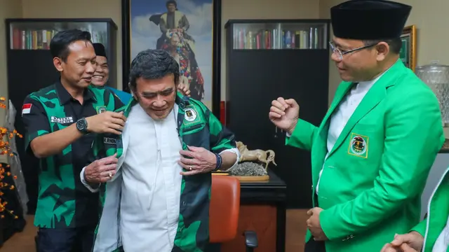 Plt Ketua Umum Partai Persatuan Pembangunan (PPP) Muhamad Mardiono menemui  salah satu Deklarator Gerakan Pemuda Kabah (GPK), yang juga legenda musik dangdut, Rhoma Irama. (Istimewa)