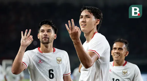 Selebrasi pemain Timnas Indonesia, Mitchell Baker (tengah), bersama Sandy Walsh (kiri) dan Egy Maulana Vikri setelah mencetak hattrick ke gawang Kamboja pada laga Grup A Piala AFF 2026 di Stadion Pakansari, Bogor, Senin (27/7/2026) malam. Striker berusia 19 tahun tersebut menjalani debut impresif bersama Skuad Garuda dengan memborong tiga gol untuk membawa Indonesia meraih kemenangan telak 5-1 atas Kamboja. (Kapanlagi.com/Budy Santoso)