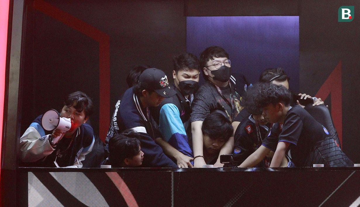 Pesaing terdekat mereka dan juara FFML season sebelumnya, EVOS Divine harus puas berada di peringkat kedua. Kesulitan EVOS Divine untuk tampil konsisten meyebabkan mereka gagal untuk mempertahankan gelar. (Bola.com/M Iqbal Ichsan)