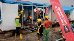 Melalui kerja sama ini, Danantara menginisiasi program pemulihan hunian masyarakat. Tampak dalam foto, unit-unit perumahan sementara yang dibangun oleh Danantara, Badan Pengelola Investasi (BPI) strategis Indonesia, sedang dibangun untuk warga yang dievakuasi akibat banjir bandang, seiring dengan berlanjutnya pembangunan di 14 lokasi di Aceh Tamiang, provinsi Aceh, pada Kamis 8 Januari 2026. (ADITYA AJI/AFP)