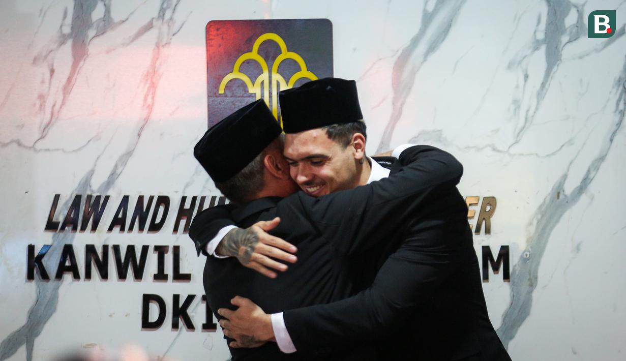 <p>Pemain Naturalisasi Timnas Indonesia, Shayne Pattynama (kanan) memeluk Ketua Umum PSSI, Mochamad Iriawan setelah Pengambilan Sumpah Janji Setia Pewarganegaraan Republik Indonesia yang berlangsung di Kantor Wilayah Kementetian Hukum dan HAM DKI Jakarta, Selasa (24/01/2023). (Bola.com/Bagaskara Lazuardi)</p>