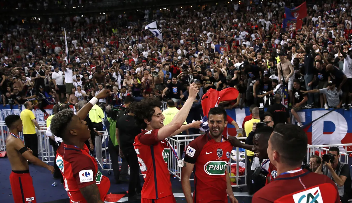 Para pemain Paris Saint Germain (PSG) melakukan selebrasi usai meraih kemenangan atas Angers pada laga final Coupe de France, di Stade de France, Paris, Minggu (28/5/2017). PSG Menang 1-0. (EPA/Etienne Laurent)