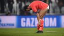 Gianluigi Buffon melepaskan celananya di lapangan hijau Stadion Turin usai kalah menghadapi Barcelona di laga 16 besar Liga Champions 2017 lalu. ( AFP/Marco Bertorello )