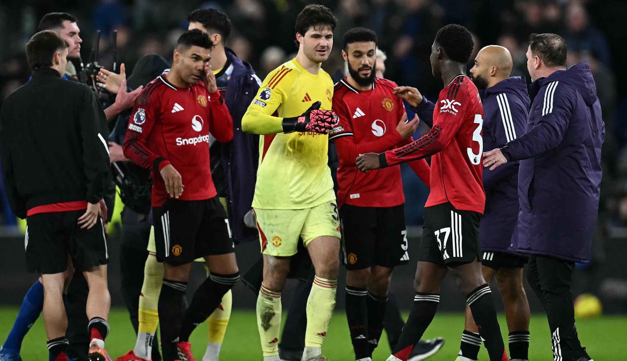 Reaksi penjaga gawang Manchester United asal Belgia, Senne Lammens (tengah) setelah pertandingan pekan ke-27 Liga Primer Inggris 2025/2026 melawan Everton di Stadion Hill Dickinson, Liverpool, barat laut Inggris, Senin 23 Februari 2026 waktu setempat atau Selasa 24 Februari 2026 dini hari WIB. Manchester United sukses memetik kemenangan di pertandingan pekan ke-27 Premier League 2025/2026. (Paul ELLIS/AFP)