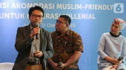 Peneliti Alvara Research Center Lilik Purwandi memberikan paparan pada media briefing Potensi Akomodasi Muslim Friendly untuk Generasi Milenial di Jakarta, Kamis (31/10/2019). Data GMTI menunjukkan, wisatawan muslim dunia diprediksi tumbuh 27 persen per tahun. (Liputan6.com/Fery Pradolo)
