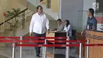 Mantan Kapten pilot Garuda Indonesia, Agus Wahjudo berjalan di loby gedung KPK usai menjalani pemeriksaan, Jakarta, Rabu (21/3). Agus kembali menjalani pemeriksaan lanjutan sebagai saksi untuk tersangka Emirsyah Satar. (Liputan6.com/Herman Zakharia)