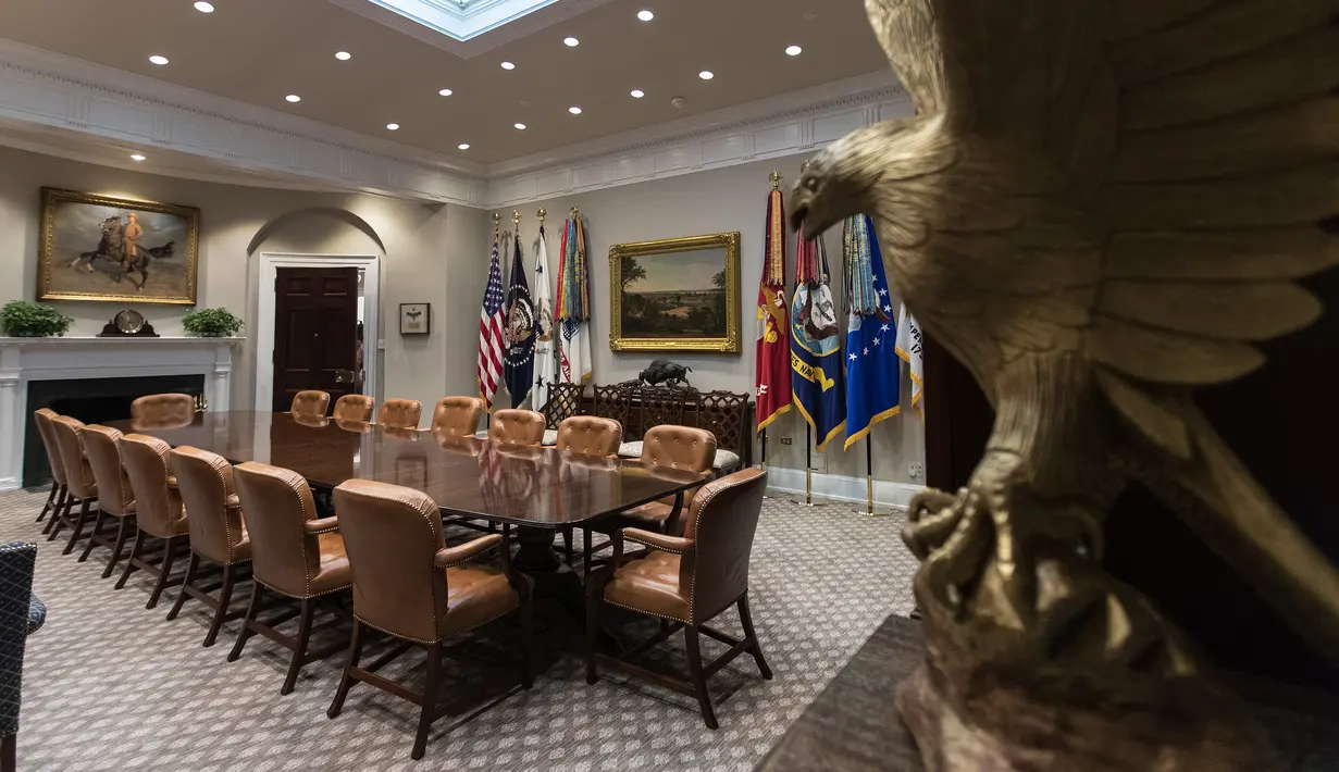 Ruang Roosevelt Gedung Putih yang baru direnovasi di Washington, Selasa (22/8). Renovasi interior dan eksterior rumah dinas Presiden AS Donald Trump itu memakan biaya hingga Rp 45 miliar. (AP Photo/Carolyn Kaster)
