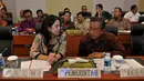 Menko PMK Puan Maharani berbincang dengan Menko Perekonomian Darmin Nasution disela rapat kerja dengan Banggar DPR di Jakarta, Selasa (13/10). Rapat itu membahas RKAKL Kemenko dalam RAPBN 2016.(Liputan6.com/Johan Tallo)