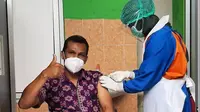 Mantan kapten Persik Kediri, Harianto saat menjalani vaksinasi COVID-19 di Puskesmas Campurejo, Kota Kediri, Selasa (9/3/2021). (Bola.com/Gatot Susetyo)