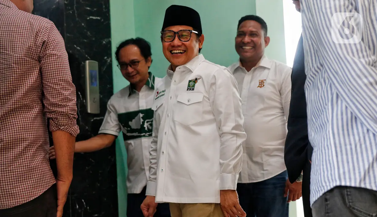Ketua Umum PKB Muhaimin Iskandar (tengah) tersenyum sebelum menyampaikan keterangan pers di Kantor DPP PKB, Jakarta, Kamis (15/6/2023). (Liputan6.com/Angga Yuniar)