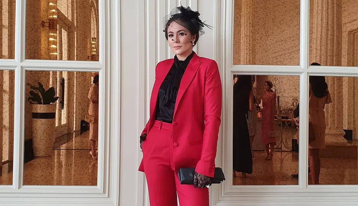 Menggunakan blazer merah yang dipadukan dengan kemeja polos berwarna hitam, penampilan Wulan Guritno satu ini jadi sorotan netizen. Dirinya pun menambahkan detail penampilannya dengan sarung tangan serta aksesoris kepala berwarna hitam. (Liputan6.com/IG/@wulanguritno)