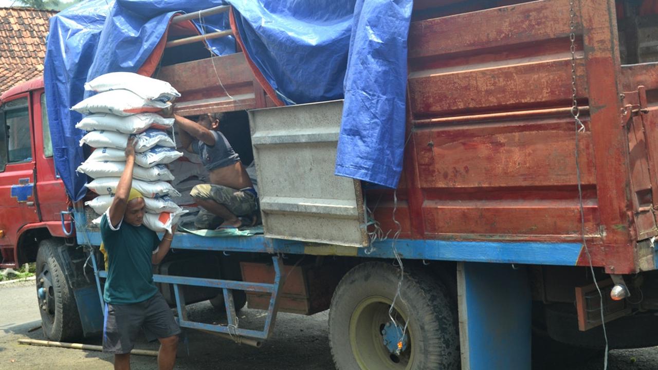 Bulog menjamin cadangan beras medium di gudang masih aman. (Foto: Liputan6.com/Muhamad Ridlo)