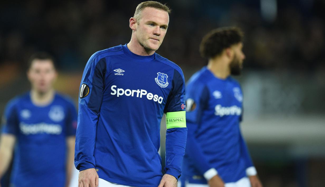 Pemain Everton, Wayne Rooney kecewa saat timnya gagal meraih kemenangan saat melawan Atalanta pada laga grup E Liga Europa di Goodison Park, Liverpool (23/11/2017). Everton kalah 1-5.(AFP/Oli Scarff)