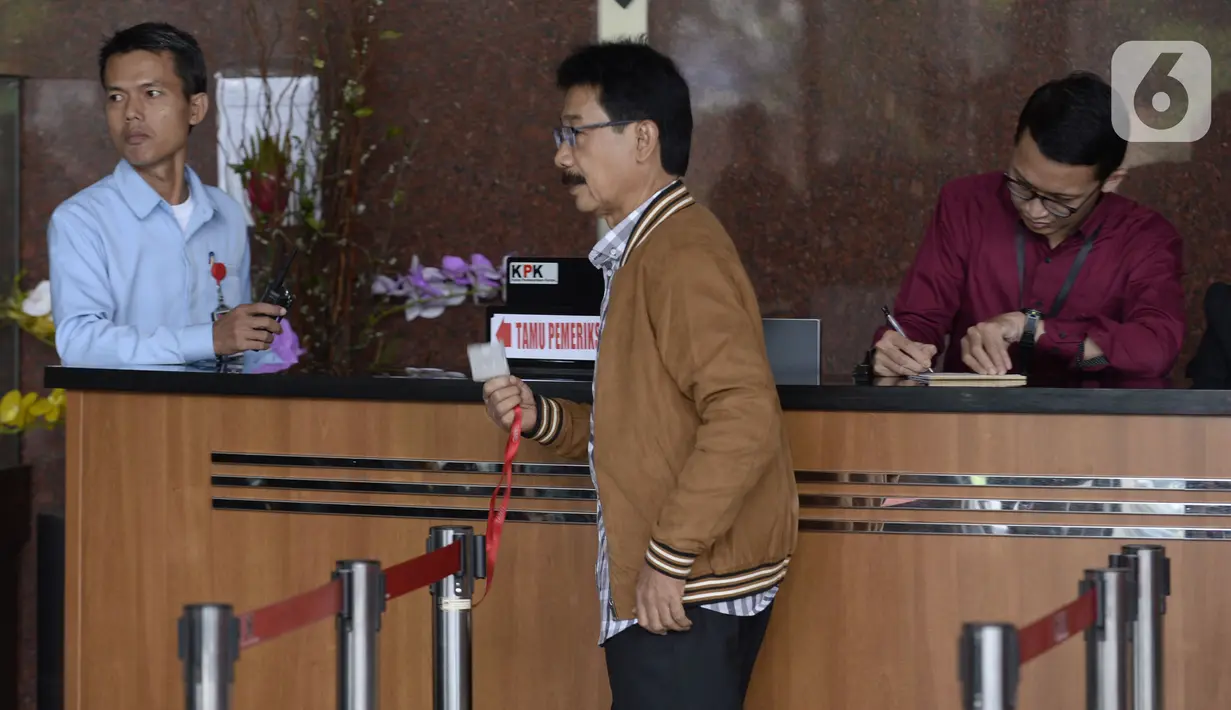 Bupati Solok Selatan Muzni Zakaria akan menjalani pemeriksaan oleh penyidik di Gedung KPK, Jakarta, Kamis (30/1/2020). Muzni Zakaria diperiksa sebagai tersangka terkait kasus dugaan suap proyek pembangunan infrastruktur Jembatan Ambayan dan Masjid Agung di Solok Selatan. (merdeka.com/Dwi Narwoko)