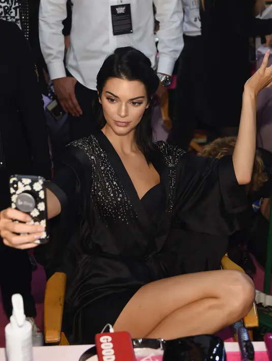 Model Kendall Jenner berselfie saat berada di belakang panggung Victoria's Secret Fashion Show 2018 di Pier 94 di New York, AS (8/11).  (AFP Photo/Getty Images/Dia Dipasupil)