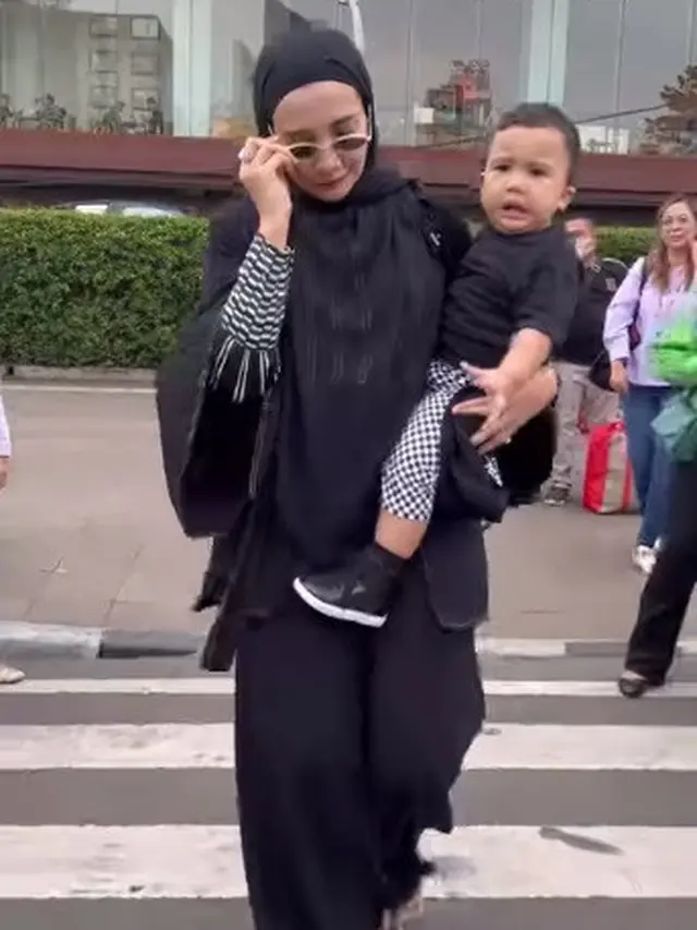 Zaskia Sungkar mengajak putranya, Ukkasya melenggang di Citayam Fashion Week. (Foto: Instagram/zaskiasungkar15)