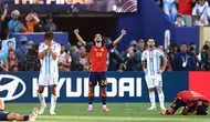 Ada-Ada Saja! Marc Cucurella Terciduk Bawa Replika Trofi Piala Dunia 2026 Pakai Kantung Kresek