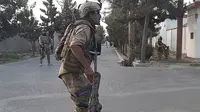 Pasukan Khusus Afghanistan berpatroli di jalan yang sepi selama pertempuran dengan pejuang Taliban di Lashkar Gah, Provinsi Helmand, Afghanistan, Selasa (3/8/2021). Taliban terus maju merebut sembilan dari 10 distrik Ibu Kota Provinsi Helmand. (AP Photo/Abdul Khaliq)