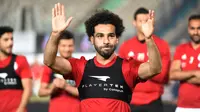 Pesepakbola timnas Mesir, Mohamed Salah menghadiri sesi latihan terakhir bersama timnya di stadion internasional Kairo Sabtu (9/6). Salah terlibat latihan menjelang keberangkatan timnas Mesir menuju Piala Dunia 2018 di Rusia.  (AFP/Khaled DESOUKI)