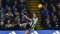 Daryl Janmaat bek Newcastle United jatuh tersungkur yang berakibat Graziano Pelle mencetak gol kedua Southampton. Newcastle kalah 1-3.