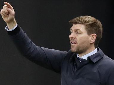 Steven Gerrard kembali menunjukkan taringnya sebagai calon pelatih top dunia. Teranyar ia berhasil membawa Glasgow Rangers lolos ke babak 16 besar Liga Europa. (Photo by RUSSELL CHEYNE/POOL/AFP)