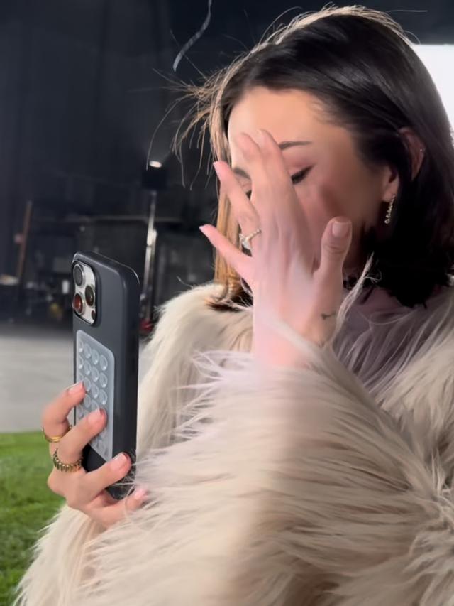 Selena Gomez Dilamar Sang Kekasih Benny Blanco. [@selenagomez]