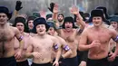 Sejumlah pria berlari dengan setengah telanjang dalam acara "Real men's race" di Minsk, Belarusia, Kamis (23/2). Meski tampak bertelanjang dada, para pria tersebut tetap mengenakan topi untuk menghalau suhu yang cukup dingin. (Sergei GAPON/AFP)