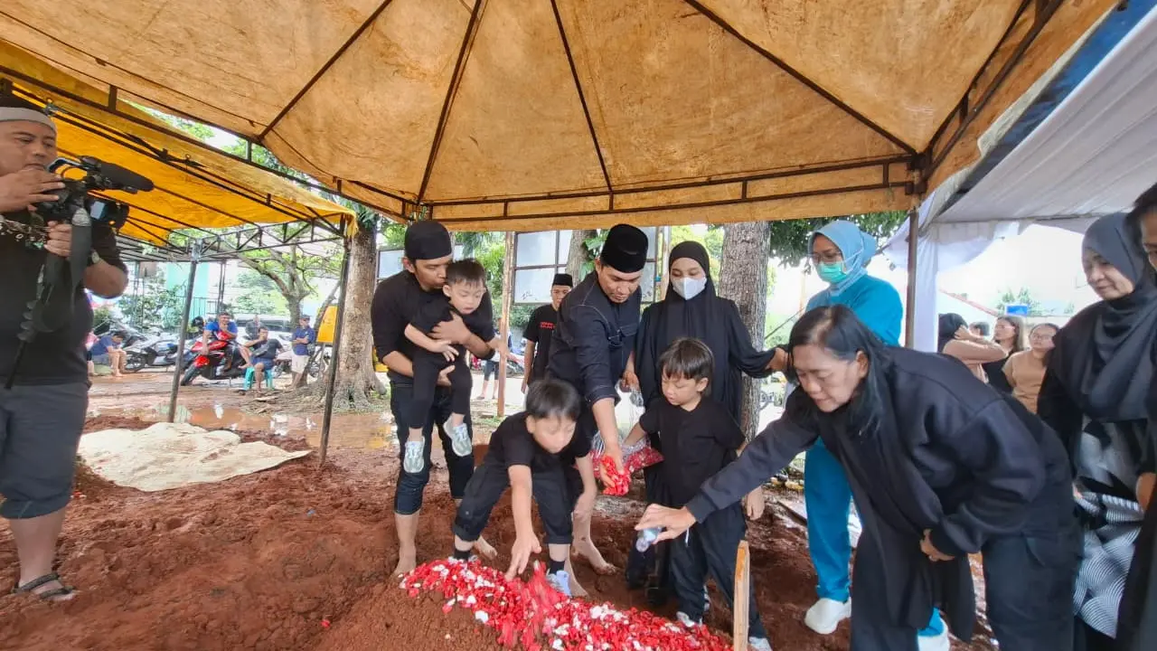 Pemakaman bayi Rizal Armada. (M Altaf Jauhar/ Liputan6.com)
