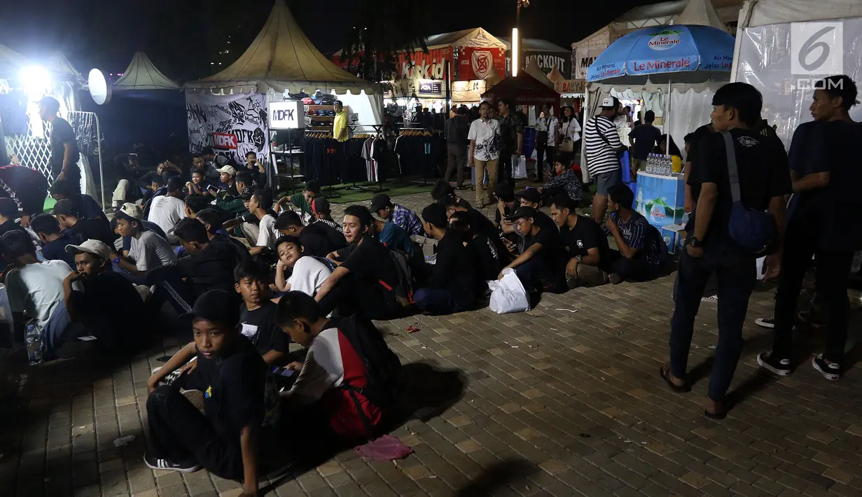 Pengunjung beristirahat saat mencari pakaian di Jakcloth Indonesian Pride 2018, Jakarta, Rabu (19/12). Jakcloth Indonesian Pride 2018 diramaikan oleh merek pakaian dalam negeri. (Liputan6.com/JohanTallo)