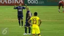 Gelandang Arema FC, F Bertoldo do Santos mengangkat tangan usai laga melawan Sriwijaya FC di babak 8 besar Piala Presiden 2017 di Stadion Manahan, Solo, Minggu (26/2). Arema melaju ke semifinal setelah unggul 1-0. (Liputan6.com/Helmi Fithriansyah) 