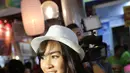 Usai berbuka puasa, Anisa Rahma melanjutkan blusukannya di Jakarta Fair Kemayoran (JFK). (Nizar Zulmi/Bintang.com)