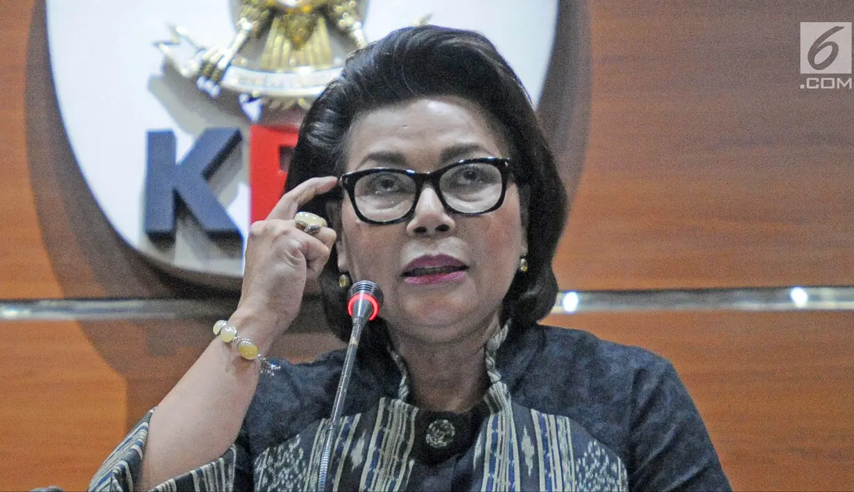 Wakil Ketua KPK Basaria Panjaitan memberi keterangan dalam konfrensi pers di Jakarta, Jumat (2/2). Basaria menyatakan, Zumi Zola diduga menerima hadiah atau janji terkait proyek-proyek di Provinsi Jambi senilai Rp 6 miliar. (Liputan6.com/Herman Zakharia)