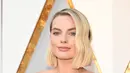 Aktris Australia Margot Robbie berpose untuk difoto saat menghadiri Academy Awards ke-90 di Hollywood, California (4/3). Deretan aktris dan aktor papan atas tampil maksimal untuk mengahadiri acara penghargaan ini. (AFP Photo/Valerie Macon)
