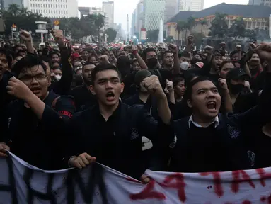 Mahasiswa Universitas Trisakti melakukan aksi unjuk rasa di sekitar Kawasan Patung Arjuna Wijaya atau Patung Kuda, Jakarta, Kamis (12/5/2022). Mereka menuntut penyelesaian kasus pelanggaran HAM yang terjadi saat aksi reformasi 1998. (Liputan6.com/Helmi Fithriansyah)