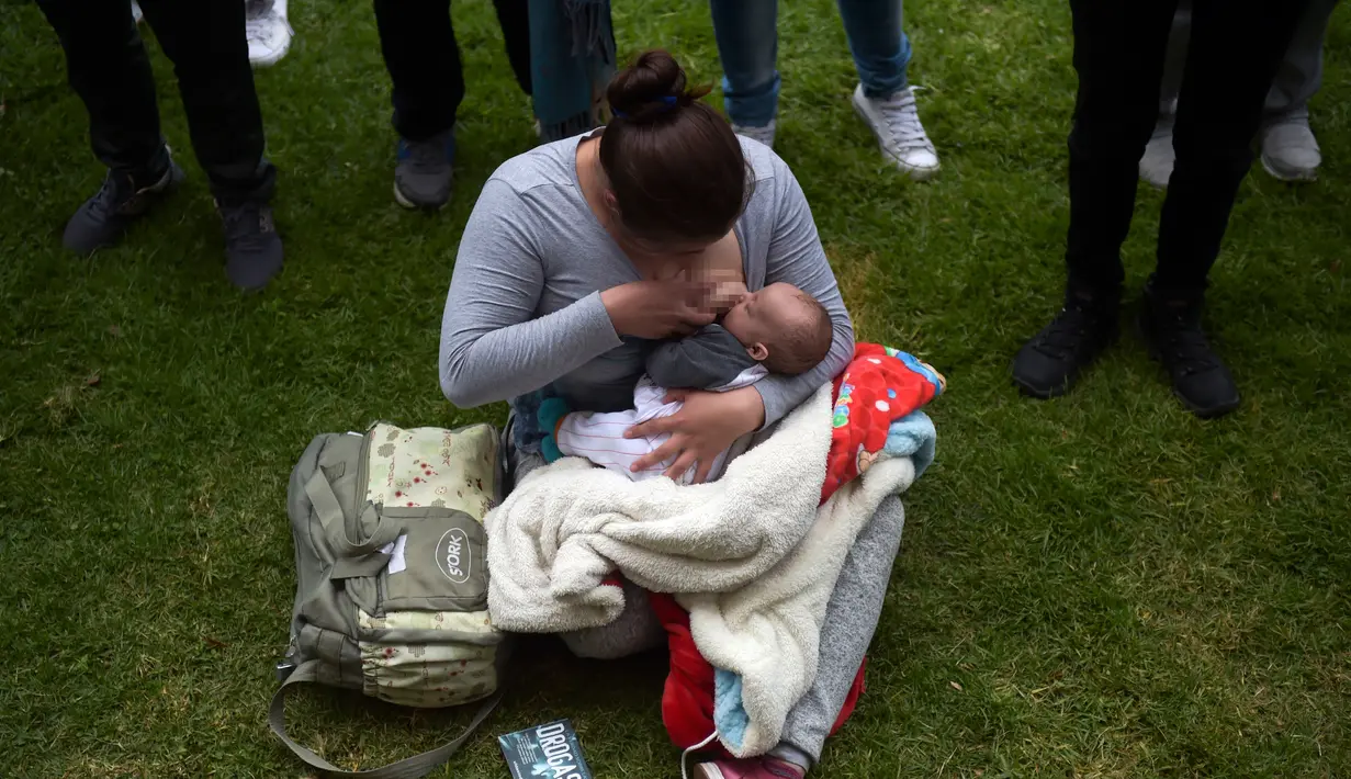 Seorang wanita menyusui anaknya selama Pekan Menyusui Dunia di taman Los Novios, Bogota, Kolombia, (3/8).  Pekan Menyusui Sedunia (World Breastfeeding Week) diadakan setiap tahun dari tanggal 1 sampai 7 Agustus. (AFP Photo/Raul Arboleda)