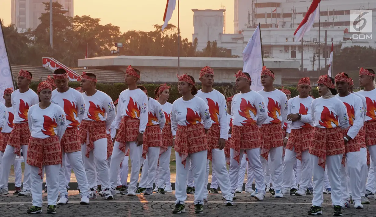Peserta bersiap menari Poco-Poco memecahkan rekor Guinness World Records di Monas, Jakarta, Minggu (5/8). Menari Poco-Poco dengan peserta terbanyak di dunia ini berlangsung dari Monas, Jalan MH Thamrin hingga Sudirman. (Merdeka.com/Iqbal S. Nugroho)